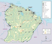 Carte touristique de la Guyane avec les montagnes, les capitales, les villes, les aéroports et les aérodromes