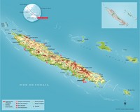 Carte de la Nouvelle-Calédonie avec l'agglomération principale, le chef-lieu, l'aéroport, les ports, les routes principales et secondaires et les sommets