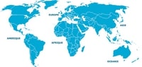 Carte du monde vierge avec seulement les frontières entre les pays et le nom des continents