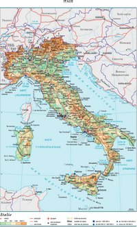 Carte Italie avec les routes, autoroutes, le relief, l'altitude, les sites touristiques et la taille des villes