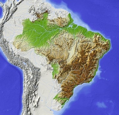 Carte du Brésil en relief avec en ombrée les zones urbaines