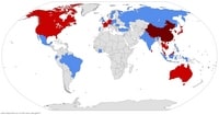 Carte du monde avec le coronavirus, en brun le foyer, en rouge les pays confirmés, en bleu les pays suspectés