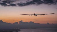 avion Solar Impulse atterrissant à Hawaii