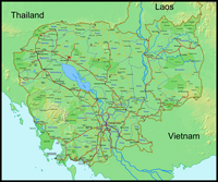 Carte du Cambodge avec les transports, les routes principales en rouge, les routes secondaires en jaune, les chemins de fer et les parcs naturels