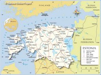 Grande carte de l'Estonie avec la capitale, les villes, les villages, l'aéroport, les routes, les trains, en anglais