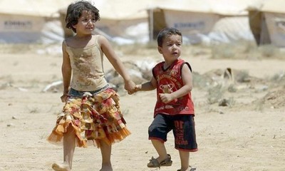 Deux enfants qui marchent au camp de Zaatari