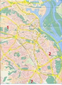 Carte du centre de Kiev avec les rues, les parcs, les stations services et les parkings